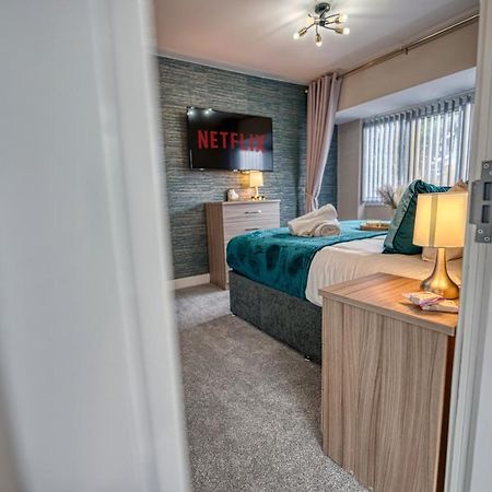 Stylish House - B'Ham Airport And Nec, Jlr Solihull, Business & Leisure Stays - Aspen House 객실 사진