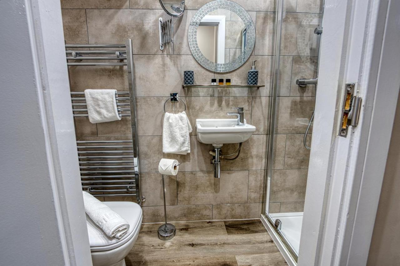 Stylish House - B'Ham Airport And Nec, Jlr Solihull, Business & Leisure Stays - Aspen House 객실 사진