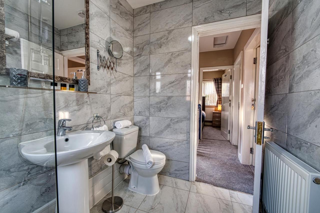 Stylish House - B'Ham Airport And Nec, Jlr Solihull, Business & Leisure Stays - Aspen House 객실 사진
