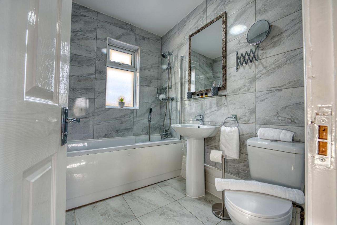 Stylish House - B'Ham Airport And Nec, Jlr Solihull, Business & Leisure Stays - Aspen House 객실 사진