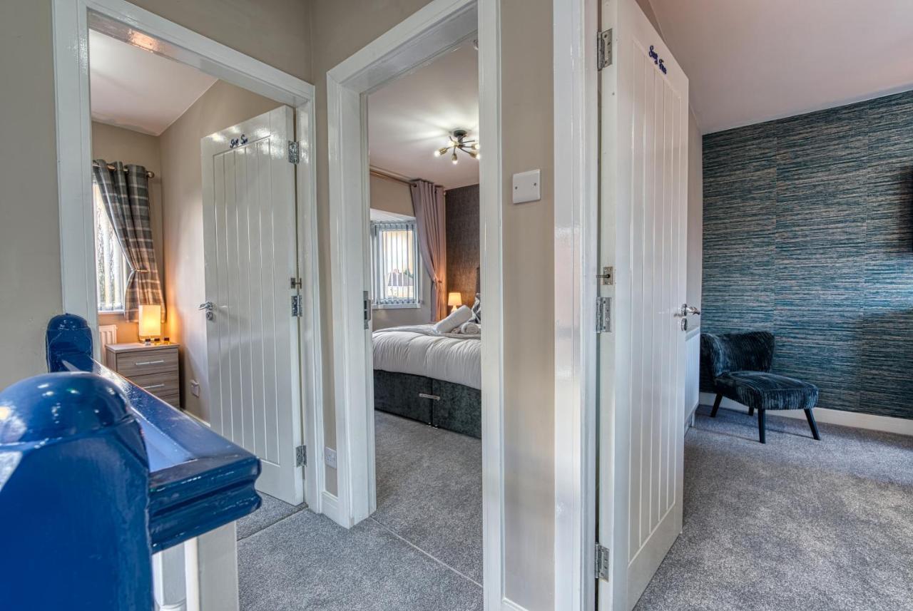 Stylish House - B'Ham Airport And Nec, Jlr Solihull, Business & Leisure Stays - Aspen House 객실 사진